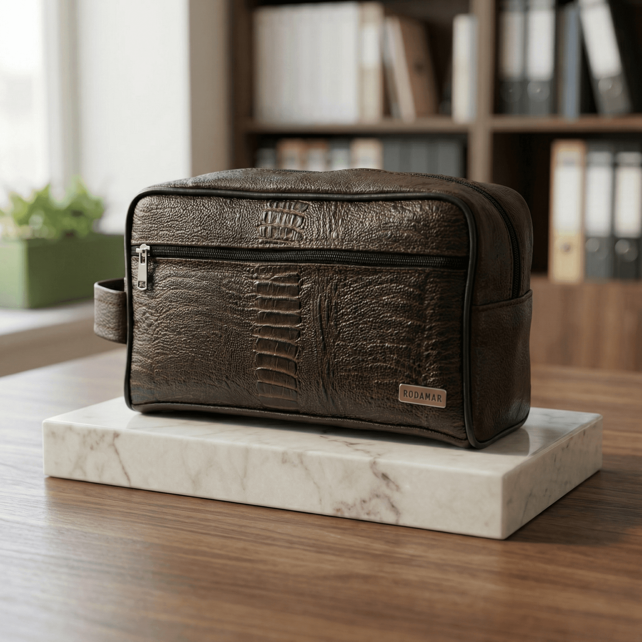 Neceser para Hombre en Piel Floter Grabado de Cocodrilo Café